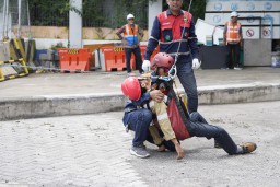 Pastikan Terminal Petikemas Sebagai Tempat Kerja Aman Pelindo Melaksanakan Training Vertical Rescue