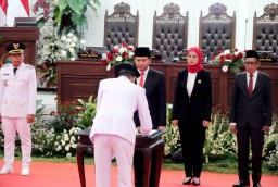 Wagub Emil Saksikan Sertijab dan Penyampaian Visi-Misi Walikota dan Wawali Malang