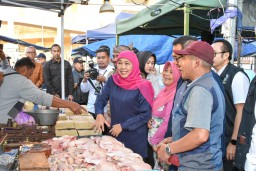 Usai Sidak Bahan Pokok di Kota Batu, Gubernur Khofifah Pastikan Stok Aman