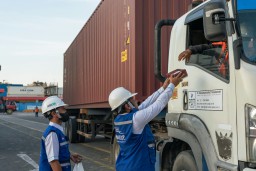 TPS Rutin Tiap Hari Bagikan Takjil kepada Pengemudi Truk