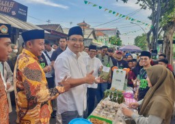 Wabup Alif Buka Pasar Takjil Gresik, Komitmen Dukung UMKM Naik Kelas