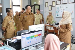 Sidak ke Disnaker, Wabup Alif Pastikan Program Ketenagakerjaan Berjalan Optimal Sekaligus Silaturahmi