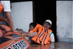 Tidak Hanya Kontrol Kelistrikan, Dirut PLN Gendong Warga Untuk Dievakuasi dari Banjir Bekasi