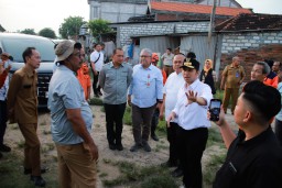 Wagub Jatim Tinjau Tanggul Kali Lamong yang Jebol di Gresik