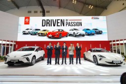 MG Motor Perkenalkan MG4 EV Max dan Warna Baru Cyberster di GIIAS 2025