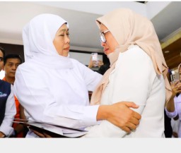 Gubernur Khofifah Serahkan Santunan Ahli Waris Keluarga Korban KMP Tunu Jaya Pratama di Banyuwangi