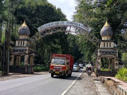 Jelang Tutup Total Jalur Gumitir, Petugas Ukur Jalan dan Polisi Tugas Jaga Jalan