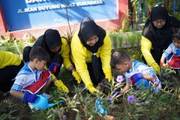Peringati Hari Anak Nasional, Pelindo Regional 3 Ajak Bocil Tanam Pohon