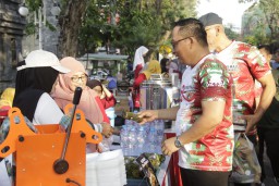 Peringati Harkopnas, Pemkab Gresik dan Dekopinda Gelar Jalan Sehat Bazaar UMKM