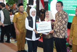 Gubernur Jatim dan Bupati Gresik Salurkan Bantuan Sosial Rp5,8 Miliar untuk Warga