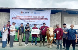 PT Smelting Serahkan Bantuan Program Pengembangan Peternakan Terintegrasi Modern di Malang
