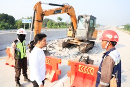 Wagub Jatim Emil Dardak Tinjau Pembangunan Konstruksi Tol Gending-Kraksaan-Paiton