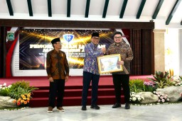 Pemkab Kediri Terima Dua Penghargaan Badan Kepegawaian Negara