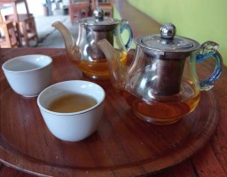 Di Ngawi Ada Tradisi Minum Teh Sambil 'Nyokot' Gula Merah, Mau Coba ?