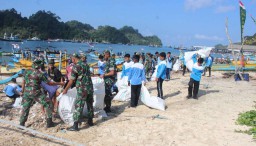 TNI dan Warga Kerja Bakti Bersihkan Pantai Sendang Biru