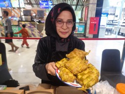 Kupat Ketheg, Kuliner Langka dari Gresik Yang Dimasak dengan Minyak Bumi Mentah