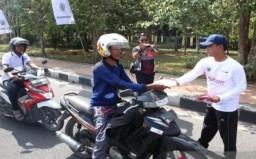 Pemkab Bangkalan Bagikan Seribu Bendera Merah Putih ke Warga