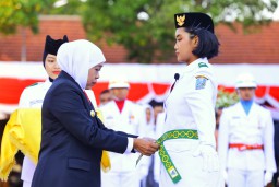 Gubernur Khofifah Kukuhkan 76 Anggota Paskibraka Jawa Timur untuk HUT ke-80 RI