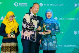 Gubernur Khofifah Terima Penghargaan dari Menteri Perindustrian RI, Peringkat Pertama Nasional dalam Implementasi Ekonomi Hijau
