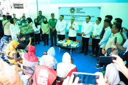 Sekda Jatim Dampingi Menko Pangan Tinjau SPPG Wonocolo, Pastikan Makanan Aman dan Bergizi