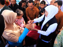 Gubernur Khofifah Gelar Pasar Murah di Sumenep, Kendalikan Inflasi dan Tingkatkan Daya Beli Masyarakat