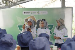 Petrokimia Gresik Berdayakan Petani Perempuan Lewat Program “Karyawati Goes to Zona Tameng”