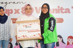 Petrokimia Gresik bersama PIKA PI grub & PIKA PG berbagi sembako untuk ojol perempuan di Gresik