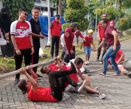 Serunya Bapak-Bapak Perum Green Garden Gresik Tarik Tambang Disoraki Anak Istri