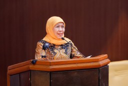 Gubernur Khofifah Sampaikan Jawaban Eksekutif Raperda P-APBD 2025, Fokus Mandatory Spending