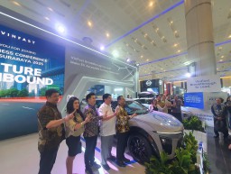 VinFast Perkenalkan SUV Listrik VF 7 di GIIAS Surabaya 2025, Tawarkan Harga Kompetitif dan Skema Berlangganan Baterai