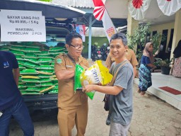 Warga Bangil Minati Bazar Beras Murah SPHP
