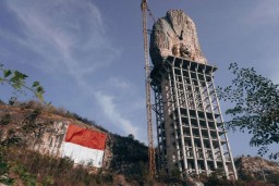 Merah Putih Raksasa Berkibar di Monumen Reog Ponorogo