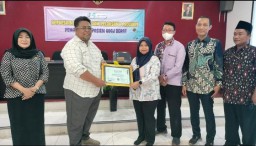 Puskesmas Banyuanyar Sampang Terima Penghargaan Layani Pasien ODGJ Terbanyak