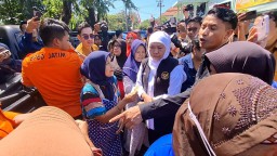 Gubernur Khofifah Salurkan Bantuan dan Zakat Produktif Senilai Rp 24 Miliar, serta Serahkan Santunan Duka untuk 17 Keluarga Korban Meninggal Karena Campak di Sumenep