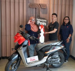 Warga Surabaya Dapat Motor Hadiah Telkomsel Poin