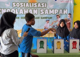 Pertamina Patra Niaga FT Tuban dan Mahasiswa PPNS Edukasi Pengelolaan Sampah di SDN 2 Remen