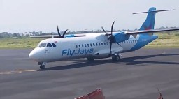 Pesawat Fly Jaya Mendarat di Bandara Notohadinegoro, Tandai Penerbangan Perdana Rute