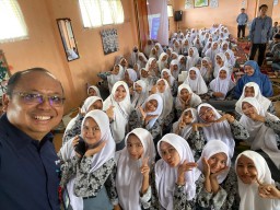 Edi Priyanto Berbagi Ilmu di SMA Al Hikmah dalam Pelindo Mengajar