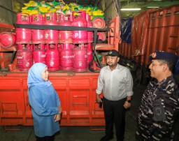 Gubernur Khofifah Kirim Bantuan Logistik ke Pulau Bawean dengan KRI Surabaya 591