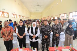 Gubernur Khofifah Apresiasi ke TNI AL Bantu Salurkan Bahan Pangan ke Bawean