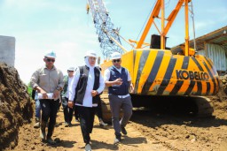 Gubernur Khofifah Tinjau Pembangunan Spillway Sungai Tanggul, Targetkan 1.046 Ha Sawah di Jember Kembali Terairi