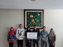 Bank Jatim Syariah Serahkan Beasiswa Kepada Mahasiswa UINSA