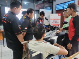 Dukung Kemandirian Difabel, MPM Honda Jatim Gelar Pelatihan Mekanik Bersama Juara Nasional