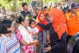 Gubernur Khofifah Serahkan Bantuan Bagi Warga Terdampak Gempa Situbondo