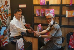 Indosat Region Jatim Beri Hadiah Spesial Harpelnas 2025