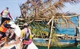 KKNT UTM Aplikasikan Rumpon Fish Apartment di Sampang