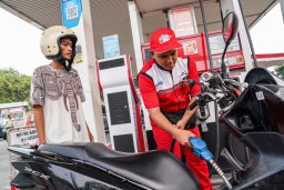 Pengemudi Ojol Ramaikan Promo Hemat BBM Pertamina di Hari Pelanggan Nasional