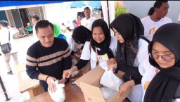 Warga Lamongan Antusias Belanja Sembako di Pasar Murah Tikung