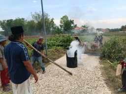 Pengusaha Sukses Asal Omben Sampang Bangun Jalan Senilai Rp 2 Miliar