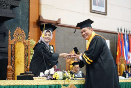 Bambang Haryo Raih Gelar Magister Ilmu Politik UWKS